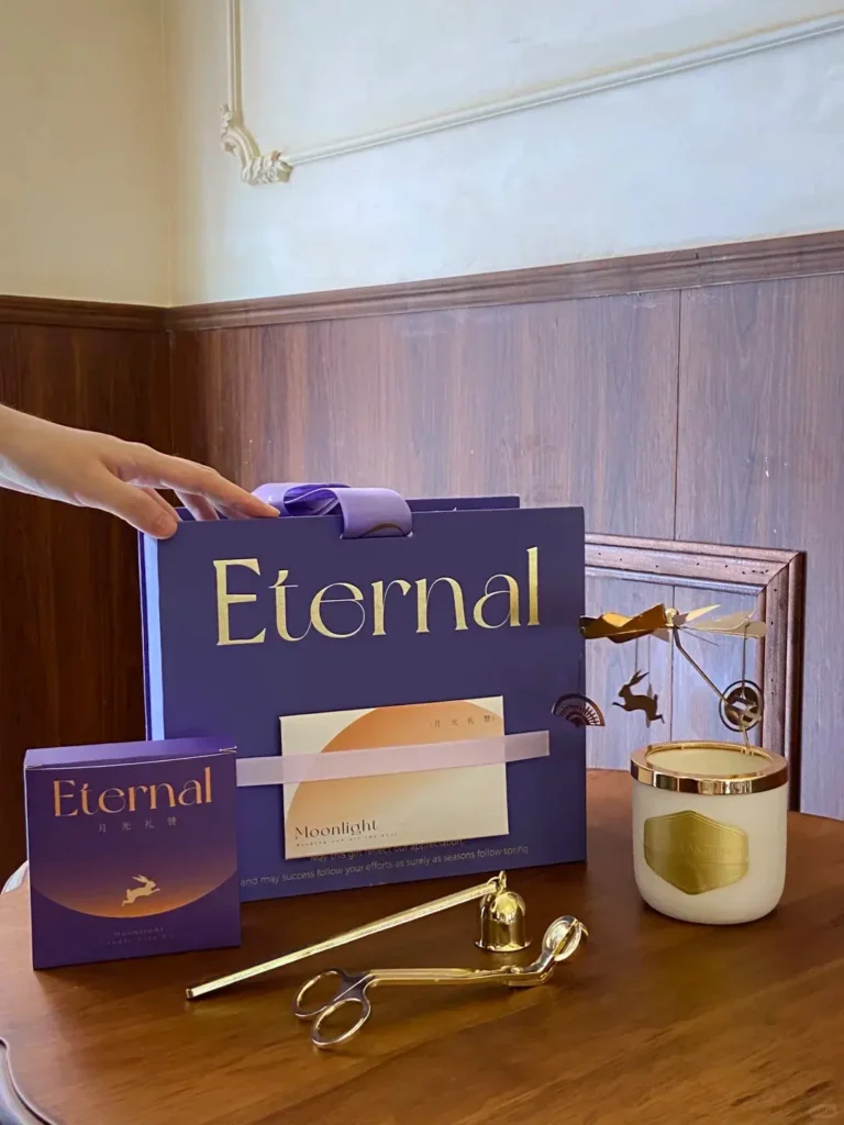 Purple and blue gradient employee holiday aromatherapy gift box with tools and rotatable hanging aromatherapy pendant displayed on a desktop