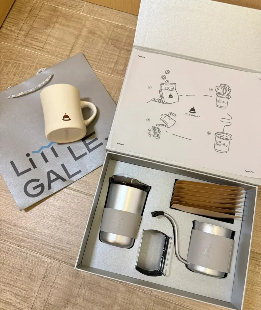 Silver-gray custom gift box from Xiamen Airlines fully opened, showing hand-drip coffee pot, insulated mug, pour-over coffee, ceramic mug, tote bag, and gift box. Ideal for customized gifts, custom gift boxes, and custom logo gifts, perfect for corporate appreciation, employee rewards, or eco-friendly gifting.