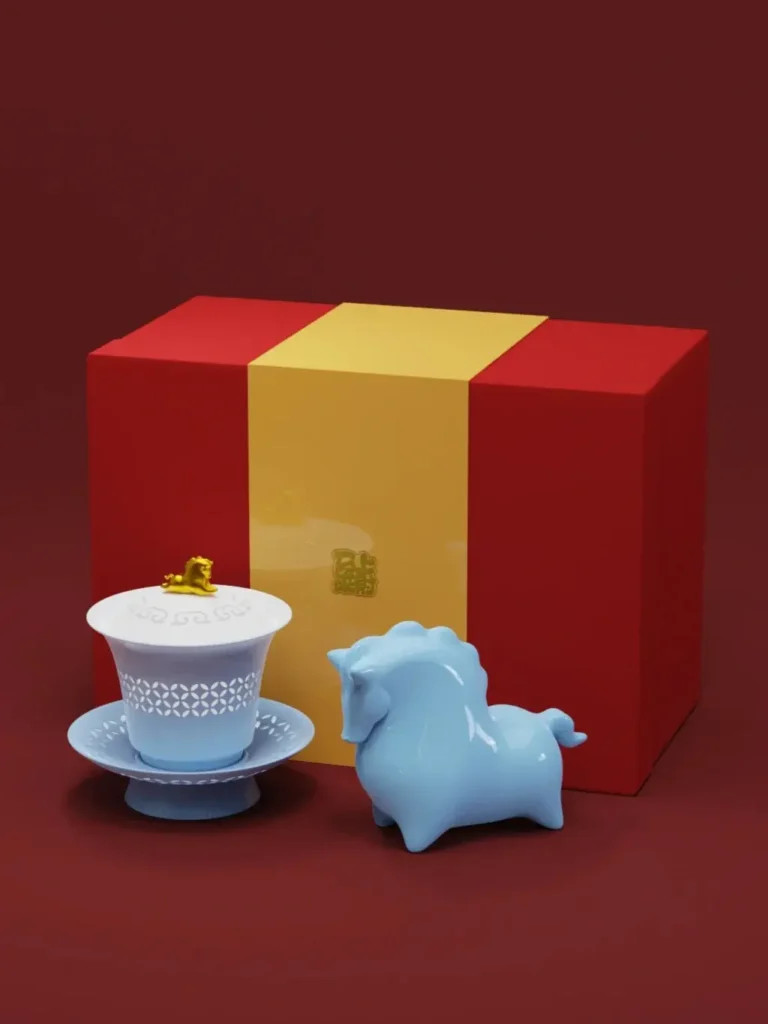 هدايا الشركات الفاخرة: صياغة تجارب لا تُنسى للعملاء والمديرين التنفيذيين 5 طقم هدايا فاخرة للشركات بمناسبة العام الجديد 2026 يضم طقم شاي أزرق أنيق وحصان خزفي أزرق، مثالي لهدايا الشركات الفاخرة والراقية.