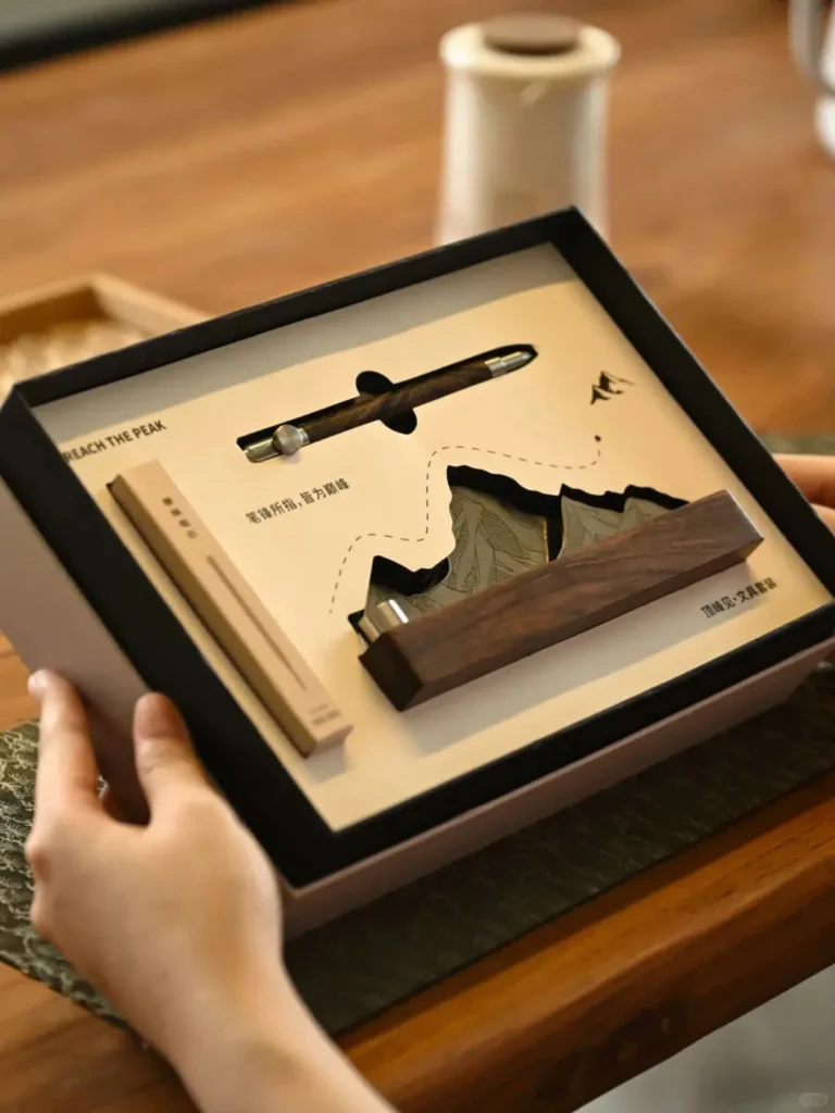 Premium “Reaching the Pinnacle” pen gift set with black persimmon wood fountain pen, stainless steel mountain-shaped pen holder, and elegant gift box