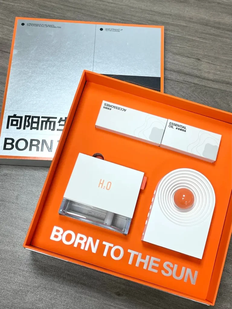 Δώρα με λογότυπο της εταιρείας για τους πελάτες με το premium κουτί επιχειρηματικού δώρου “BORN TO THE SUN” σε ασημί και πορτοκαλί τόνους με ηχείο Bluetooth και υγραντήρα.