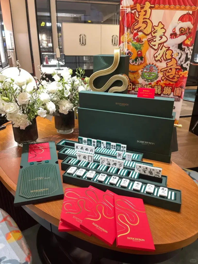 هدايا رجال الأعمال المخصصة من بوشرون تتميز بطقم ماجونغ مصمم خصيصاً على سطح طاولة مع مزهريات مزخرفة، مما يعرض هدايا المديرين التنفيذيين الراقية