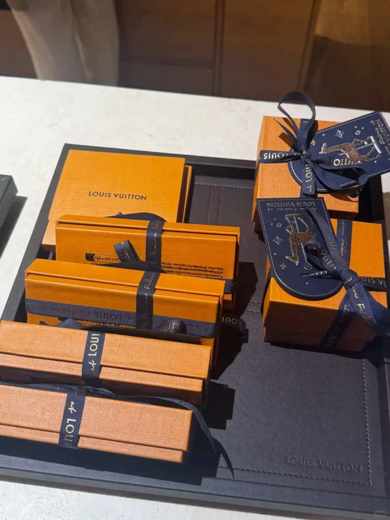 هدايا الأعمال المخصصة التي أعدتها لويس فويتون كعلبة هدايا فاخرة للعملاء من كبار الشخصيات، حيث تعرض مواد راقية ومقدمة متميزة