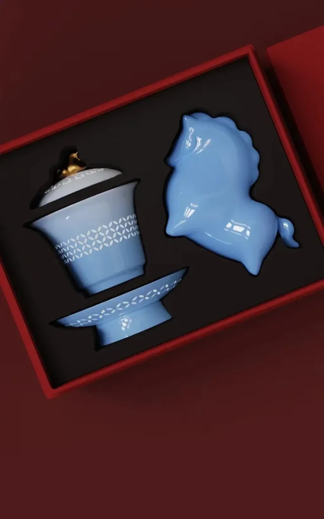 هدايا الشركات الفاخرة: صياغة تجارب لا تُنسى للعملاء والمديرين التنفيذيين 7 طقم شاي أزرق فاخر معروض داخل علبة هدايا مصممة خصيصاً لتعزيز تجربة إهداء الشركات الراقية.