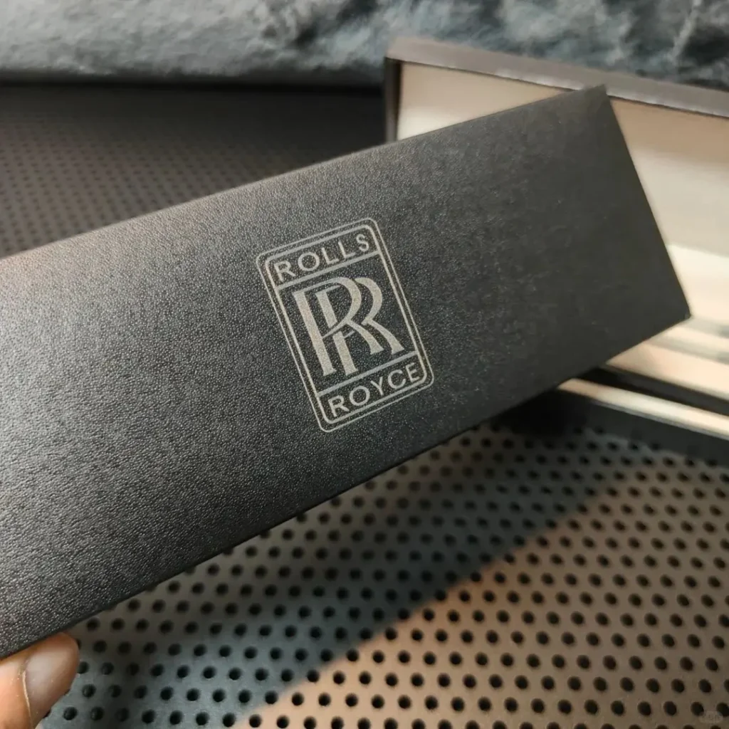 هدايا الشركات الفاخرة: صياغة تجارب لا تُنسى للعملاء والمديرين التنفيذيين 2 رولز رويس حافظة أقلام جلدية سوداء بشعار العلامة التجارية هدايا الشركات والهدايا ذات العلامات التجارية وهدايا الأعمال والمنتجات الترويجية المخصصة | هدايا رجال الأعمال وهدايا المعارض التجارية