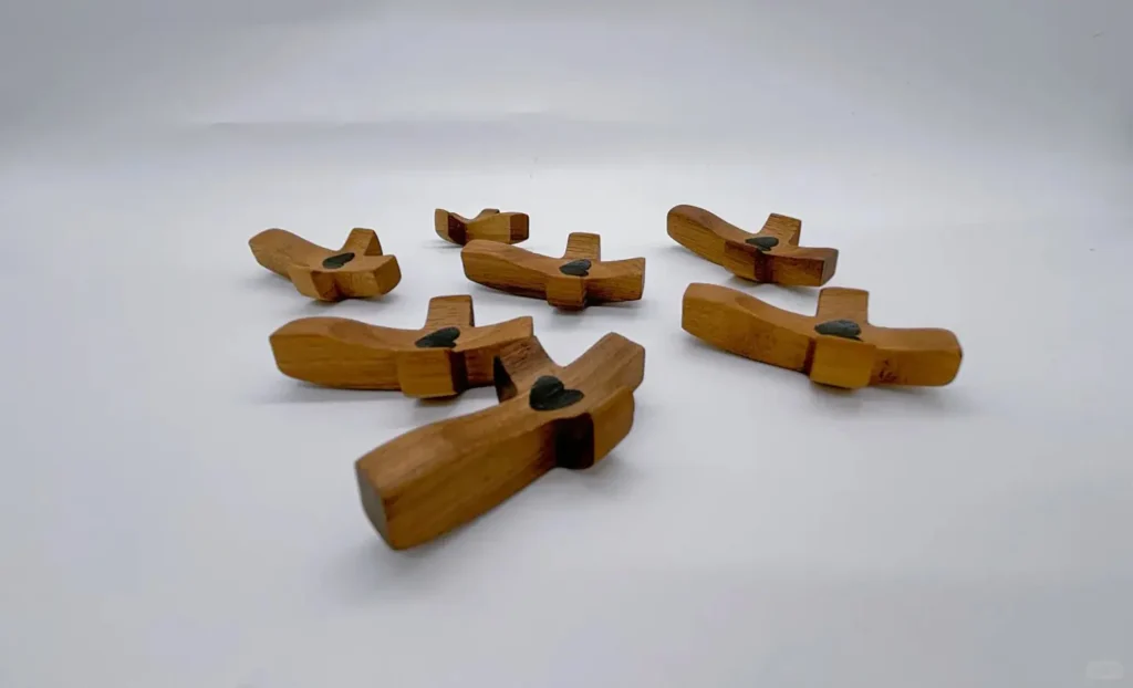 Custom Wood Gifts for Wholesale Buyers: How Retailers Source Custom Religious Gifts That Actually Sell (LUGVO) 1 A wooden cross featuring a heart at the center, representing Custom Wood Gifts and Religious Gifts ideal for Christian gifting, church events, encouragement presents, and faith-inspired home décor.