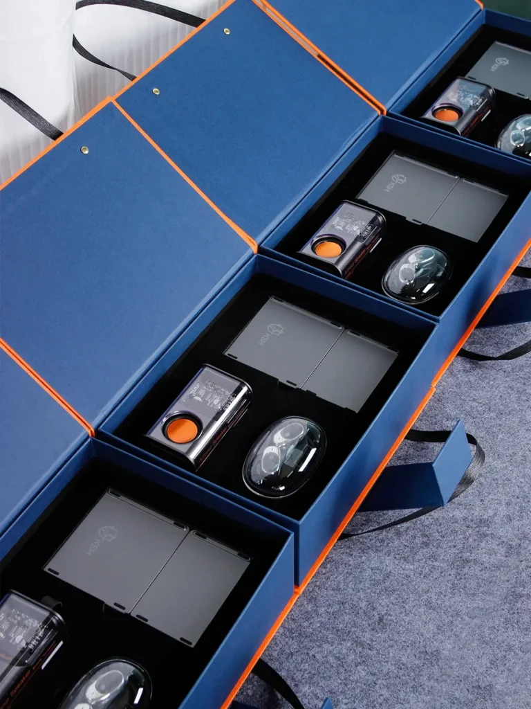 Πολλαπλά εταιρικά κουτιά δώρων swag που ανοίγονται και τοποθετούνται σε ένα τραπέζι, προετοιμασμένα ως επώνυμα δώρα για τους πελάτες