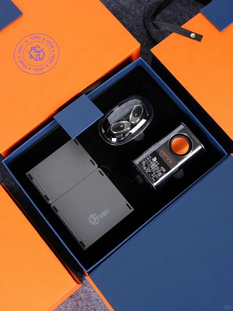 Φουτουριστικό σετ swag εταιρείας τεχνολογίας που περιλαμβάνει ένα πτυσσόμενο πληκτρολόγιο, διαφανή ακουστικά και ηχείο RGB Bluetooth