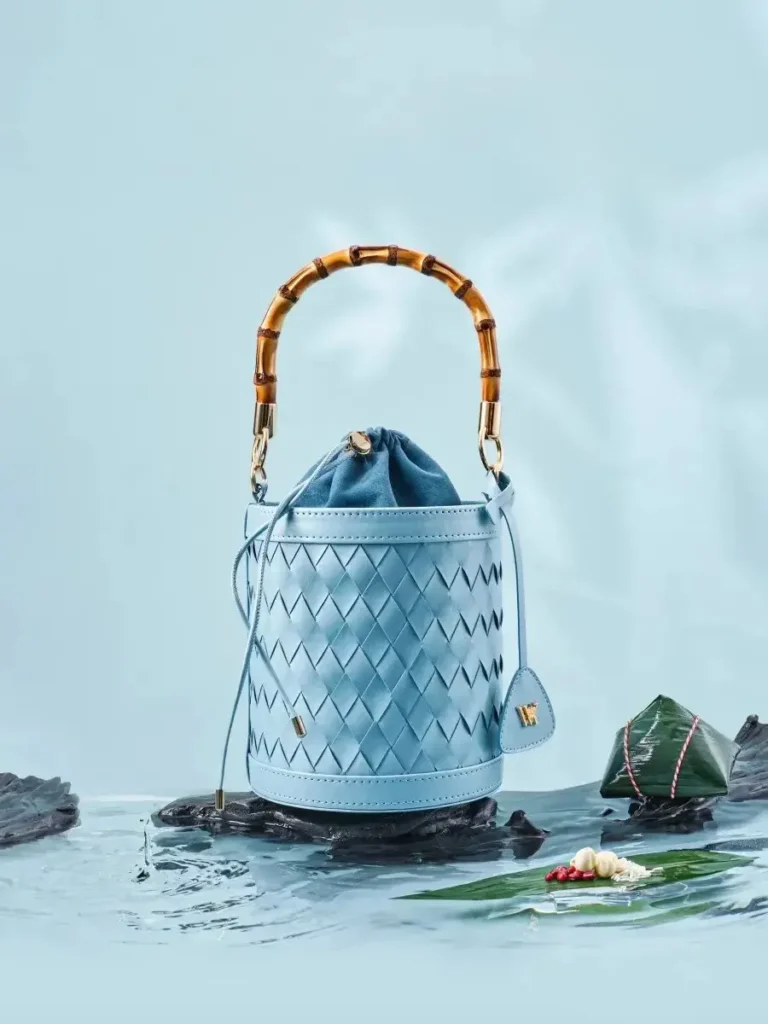 Kurv - bedriftsgaveideer som føles moderne, nyttige og minneverdige 2 En 3D-rendering av en moderne, blå, flettet kurv i skinn.