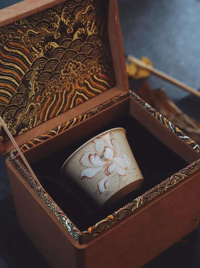 Eastern aesthetic tea set beautifully arranged in a wooden box, ideal for gifting to female bosses.