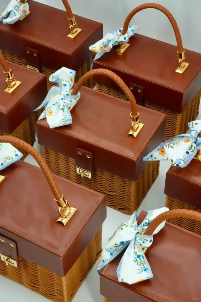 Kurv Bedriftsgaveideer som føles moderne, nyttige og minneverdige 3 Rekker av moderne firmagaver i bambus og lær som er klargjort for kunder på et bord.