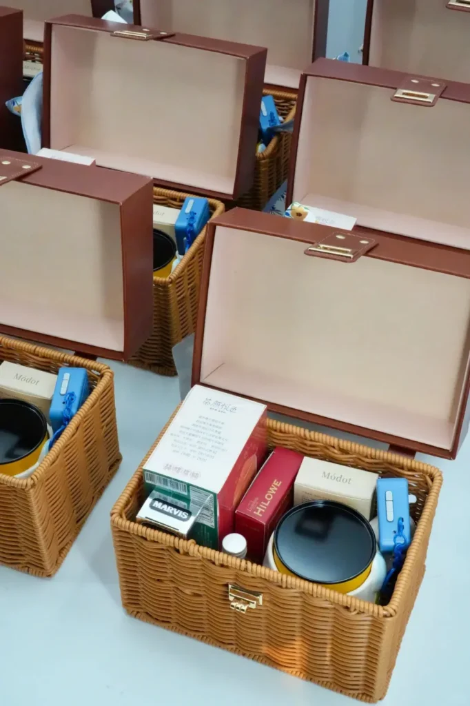 Kurv - bedriftsgaveideer som føles moderne, nyttige og minneverdige 4 Åpen firmagave i bambus og lær med velværeprodukter, snacks og en lader inni.