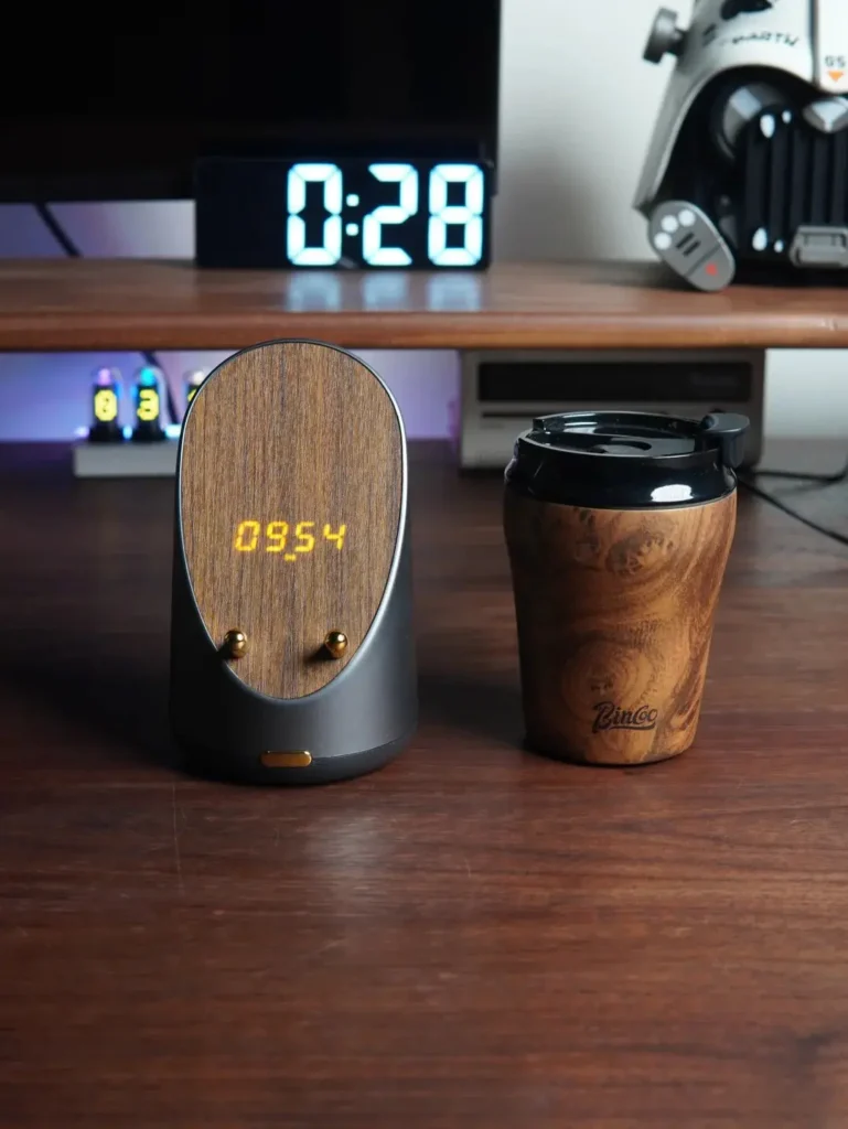 Τα πιο δημοφιλή αντικείμενα Swag έναντι μοναδικών ιδεών Swag της εταιρείας: 1 Ιδέες για εταιρικά σπαγγέτια με μια ξύλινη κούπα καφέ και ένα φορητό ηχείο Bluetooth που εμφανίζονται σε ένα γραφείο