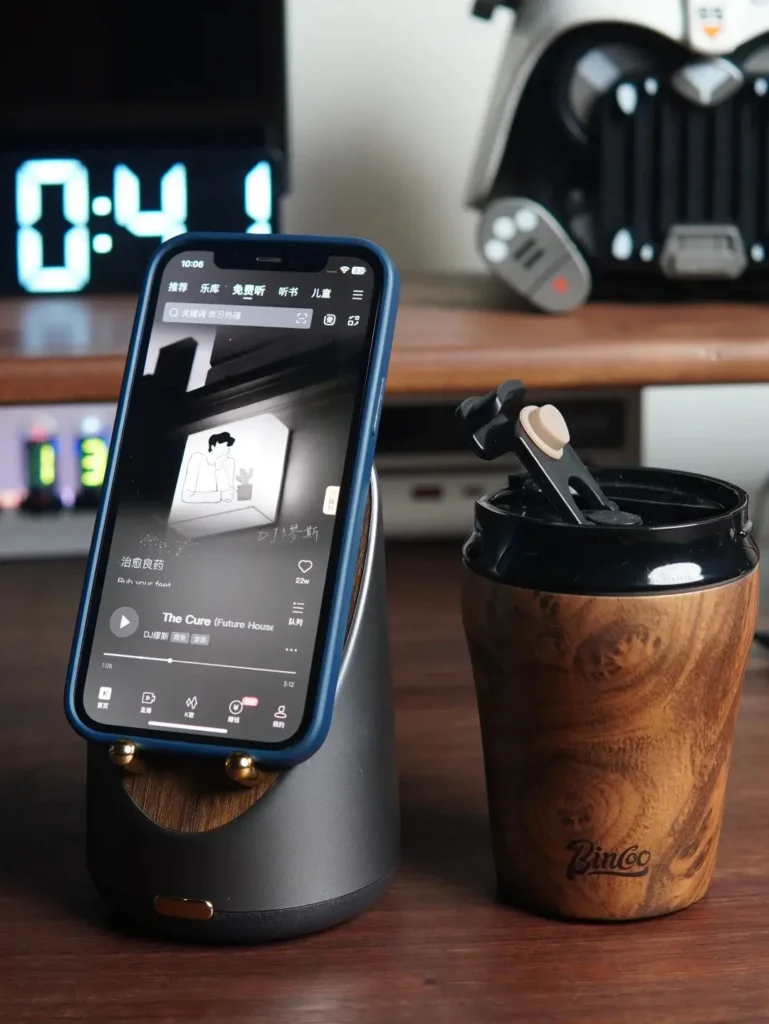 Τα πιο δημοφιλή αντικείμενα Swag έναντι μοναδικών ιδεών Swag της εταιρείας: 2 Ιδέες για εταιρικά σάκους με μια ξύλινη κούπα καφέ και ένα φορητό ηχείο Bluetooth με ενσωματωμένη βάση τηλεφώνου που εμφανίζεται σε ένα γραφείο