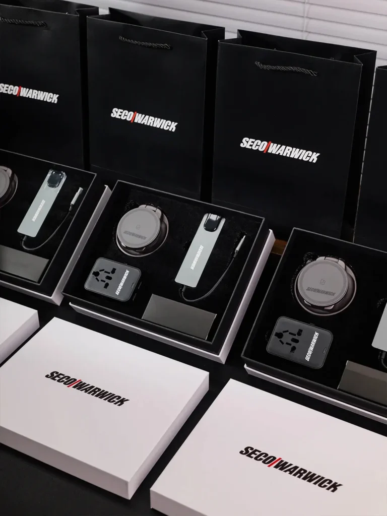 Τα πιο δημοφιλή αντικείμενα Swag έναντι μοναδικών ιδεών Swag της εταιρείας: 4 Ιδέες για εταιρικά δώρα: σειρά κουτιών πολυτελών επιχειρηματικών δώρων εμπνευσμένων από την τεχνολογία με αναδιπλούμενους ασύρματους φορτιστές, κόμβους τύπου 5 σε 1 Type-C και διεθνείς προσαρμογείς γενικής χρήσης, έτοιμους για διανομή σε πελάτες.