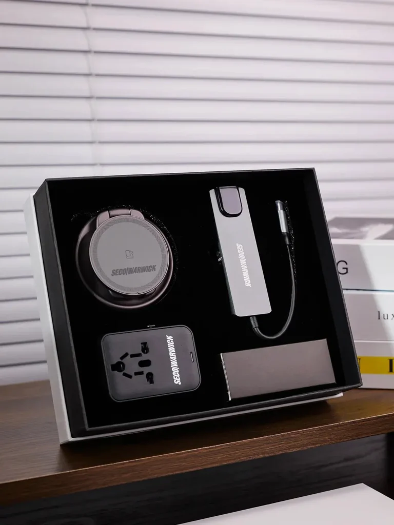 Τα πιο δημοφιλή αντικείμενα Swag έναντι μοναδικών ιδεών Swag της εταιρείας: 3 Ιδέες για εταιρικά δώρα: κουτί δώρου πολυτελείας για επιχειρήσεις εμπνευσμένο από την τεχνολογία με αναδιπλούμενο ασύρματο φορτιστή, διανομέα 5 σε 1 Type-C και παγκόσμιο διεθνή προσαρμογέα.